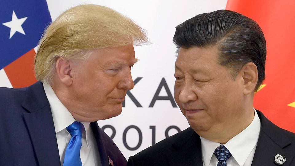 Japan, Osaka: Präsident Donald Trump (l.) trifft den chinesischen Präsidenten Xi Jinping