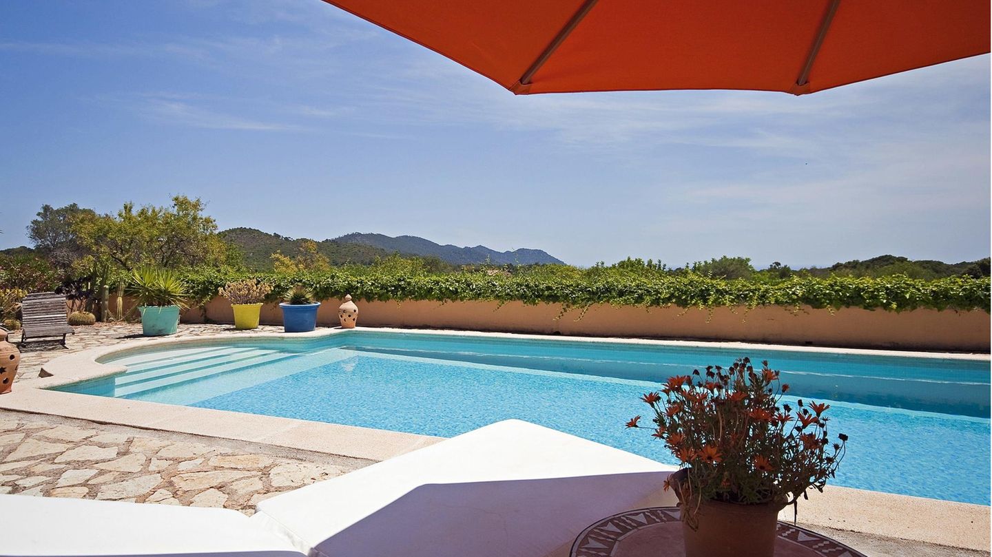 Mallorca: Blick auf einen Swimmingpool