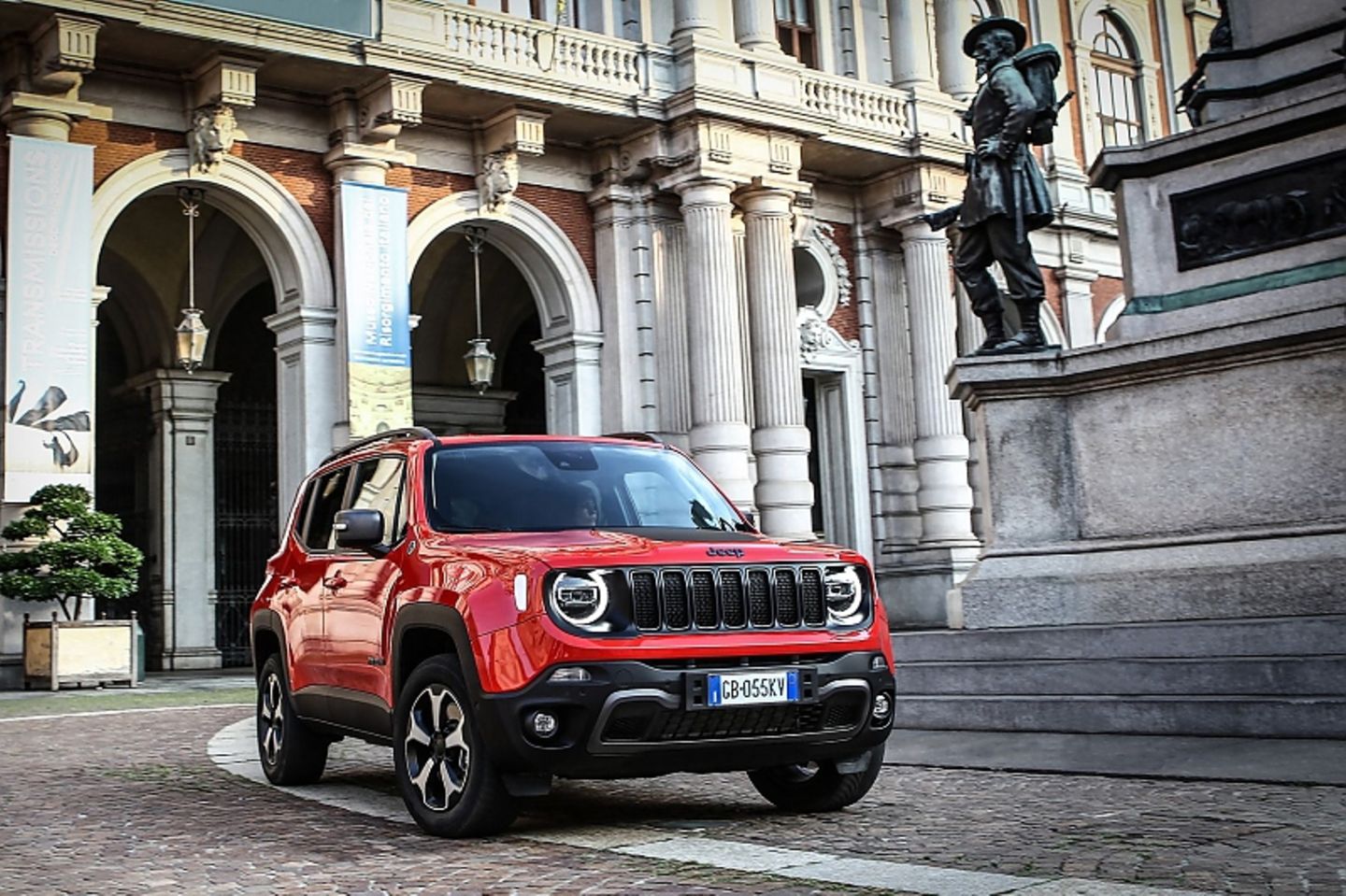 Elektrisch ist der Jeep Renegade 4xe bis zu 130 km/h schnell