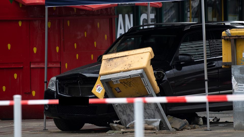 Nachrichten aus Deutschland: Pkw kommt von Straße ab und rast in Menschengruppe - drei Schwerverletzte Nachrichten aus Deutschland: Der beschädigte Unfallwagen steht unter einem provisorischen Zelt der Ermittler