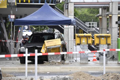 Der schwarze Unfallwagen steht unter einem provisorischen Pavillon, davor der zerstörte Briefkasten
