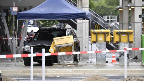 Der schwarze Unfallwagen steht unter einem provisorischen Pavillon, davor der zerstörte Briefkasten