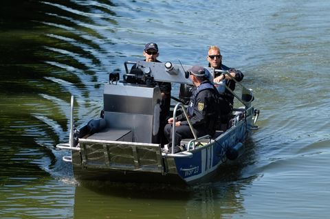 Nachrichten aus Deutschland: Ein Boot der Wasserschutzpolizei Sachen mit drei Beamten an Bord