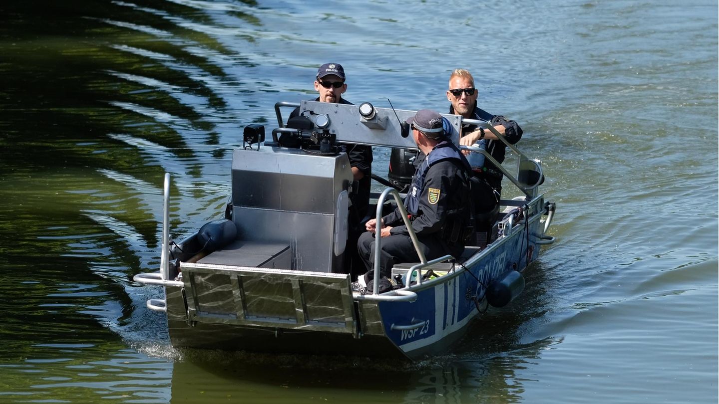 Nachrichten aus Deutschland: Ein Boot der Wasserschutzpolizei Sachen mit drei Beamten an Bord