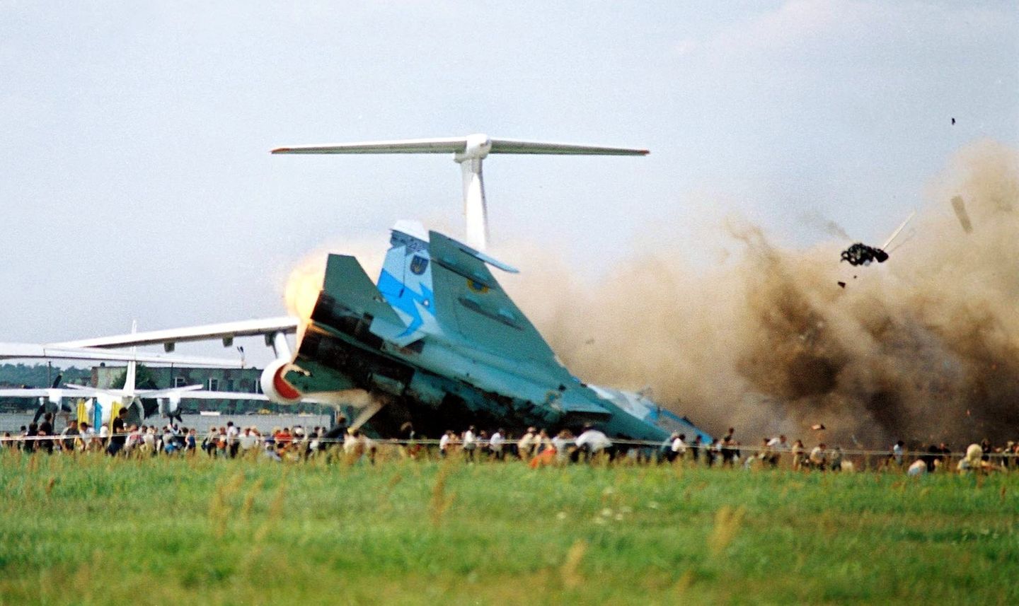 27. Juli 2002: Das schlimmste Flugschau-Unglück der Geschichte  Es ist ein sonniger Juli-Tag im ukrainischen Lwiw (Lemberg), Hunderte Zuschauer sind zum Militärflugplatz gekommen, um der Kunstflugschau zuzusehen. Doch um kurz vor 13 Uhr verlieren zwei Piloten einer Suchoi Su-27 die Kontrolle über den Kampfjet. Das Flugzeug rast gen Boden und schlittert in die Zuschauermenge. Beide Piloten können sich mit Schleudersitzen aus der Maschine retten, einer davon ist oben rechts im Bild zu sehen. Für 85 Besucher kommt jede Hilfe zu spät. Hunderte weitere werden verletzt. Die Bilder erinnern an die Katastrophe von Ramstein 14 Jahre zuvor. Was genau zu dem Unglück führte, ist bis heute nicht sicher geklärt. Auf den Videoaufnahmen sind Aussetzer der Triebwerke zu hören. Die ukrainische Regierung macht die Piloten verantwortlich, beide werden später zu langen Haftstrafen verurteilt. 