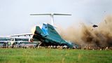 27. Juli 2002: Das schlimmste Flugschau-Unglück der Geschichte  Es ist ein sonniger Juli-Tag im ukrainischen Lwiw (Lemberg), Hunderte Zuschauer sind zum Militärflugplatz gekommen, um der Kunstflugschau zuzusehen. Doch um kurz vor 13 Uhr verlieren zwei Piloten einer Suchoi Su-27 die Kontrolle über den Kampfjet. Das Flugzeug rast gen Boden und schlittert in die Zuschauermenge. Beide Piloten können sich mit Schleudersitzen aus der Maschine retten, einer davon ist oben rechts im Bild zu sehen. Für 85 Besucher kommt jede Hilfe zu spät. Hunderte weitere werden verletzt. Die Bilder erinnern an die Katastrophe von Ramstein 14 Jahre zuvor. Was genau zu dem Unglück führte, ist bis heute nicht sicher geklärt. Auf den Videoaufnahmen sind Aussetzer der Triebwerke zu hören. Die ukrainische Regierung macht die Piloten verantwortlich, beide werden später zu langen Haftstrafen verurteilt. 