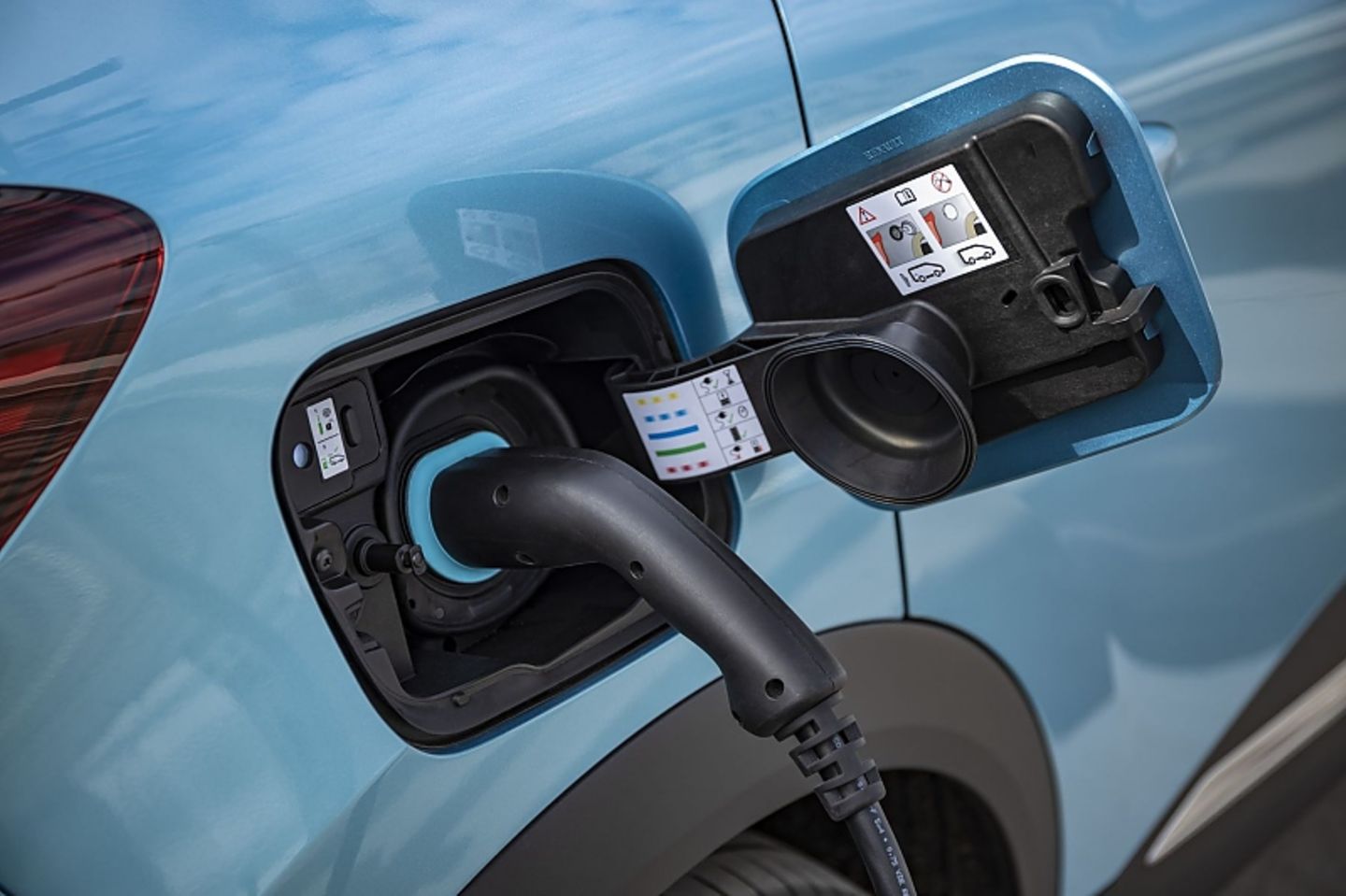 An einer Drei-Phasen-Wallbox mit 3,7 kW Leistung dauert es drei Stunden, bis die Batterie wieder voll ist