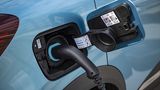 An einer Drei-Phasen-Wallbox mit 3,7 kW Leistung dauert es drei Stunden, bis die Batterie wieder voll ist