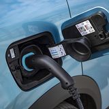 An einer Drei-Phasen-Wallbox mit 3,7 kW Leistung dauert es drei Stunden, bis die Batterie wieder voll ist