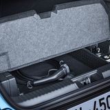 Unter dem Ladeboden befinden sich die E-Utensilien