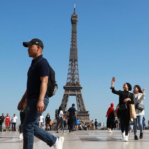 Frankreich  Touristen aus Deutschland können ohne Probleme einreisen, spezielle Unterlagen sind nicht nötig. Sie müssen dort nicht in Quarantäne. Die Zahl der Neuinfektionen ist zuletzt wieder leicht gestiegen, Behörden riefen zur Einhaltung der Corona-Regeln auf. In öffentlichen Verkehrsmitteln und öffentlichen geschlossenen Räumen wie beispielsweise Geschäften und Markthallen gilt eine Maskenpflicht.      In Paris haben Museen und Sehenswürdigkeiten geöffnet, das Disneyland in der Nähe der französischen Hauptstadt empfängt wieder Besucher. Tickets für viele Sehenswürdigkeiten sind begrenzt, damit Besucher genügend Abstand halten können. Sie müssen in den meisten Fällen schon vorab online reserviert oder gekauft werden. Viele Restaurants in Paris haben ihre Terrassen erweitert, um mehr Gäste im Freien bewirten zu können.
