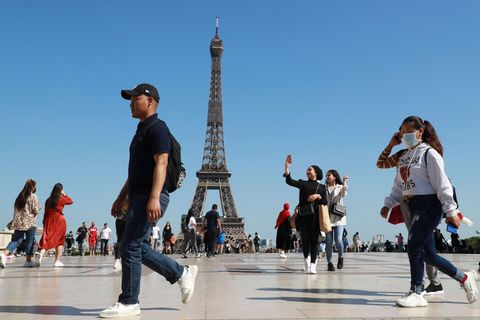 Frankreich  Touristen aus Deutschland können ohne Probleme einreisen, spezielle Unterlagen sind nicht nötig. Sie müssen dort nicht in Quarantäne. Die Zahl der Neuinfektionen ist zuletzt wieder leicht gestiegen, Behörden riefen zur Einhaltung der Corona-Regeln auf. In öffentlichen Verkehrsmitteln und öffentlichen geschlossenen Räumen wie beispielsweise Geschäften und Markthallen gilt eine Maskenpflicht.      In Paris haben Museen und Sehenswürdigkeiten geöffnet, das Disneyland in der Nähe der französischen Hauptstadt empfängt wieder Besucher. Tickets für viele Sehenswürdigkeiten sind begrenzt, damit Besucher genügend Abstand halten können. Sie müssen in den meisten Fällen schon vorab online reserviert oder gekauft werden. Viele Restaurants in Paris haben ihre Terrassen erweitert, um mehr Gäste im Freien bewirten zu können.