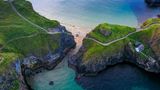 Irland  Reisende aus Deutschland müssen nach ihrer Ankunft in Irland weiter zwei Wochen in Isolation gehen. Nur eine geringe Zahl von Ländern auf einer "grünen Liste" ist von dieser Regelung ausgenommen. Dazu gehören etwa Italien, Griechenland, Finnland und Norwegen. Bei der Einreise müssen zudem Kontaktdaten hinterlassen werden. Innerhalb des Landes sind Reisen wieder erlaubt, auch auf die Inseln. In öffentlichen Verkehrsmitteln sowie in Geschäften und anderen geschlossenen Räumen müssen Masken getragen werden. 