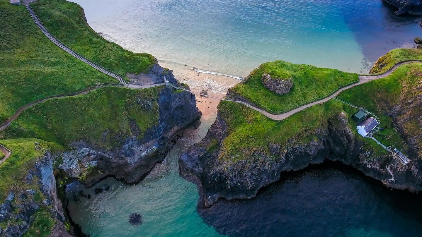 Irland  Reisende aus Deutschland müssen nach ihrer Ankunft in Irland weiter zwei Wochen in Isolation gehen. Nur eine geringe Zahl von Ländern auf einer "grünen Liste" ist von dieser Regelung ausgenommen. Dazu gehören etwa Italien, Griechenland, Finnland und Norwegen. Bei der Einreise müssen zudem Kontaktdaten hinterlassen werden. Innerhalb des Landes sind Reisen wieder erlaubt, auch auf die Inseln. In öffentlichen Verkehrsmitteln sowie in Geschäften und anderen geschlossenen Räumen müssen Masken getragen werden. 