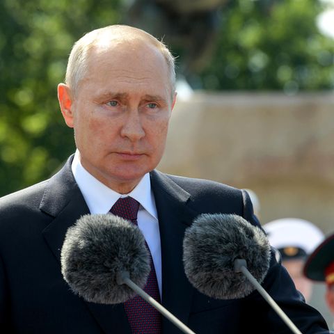 Wladimir Putin zeigte sich bei der Parade anlässlich des Tages der russischen Marine sichtlich angeschlagen 