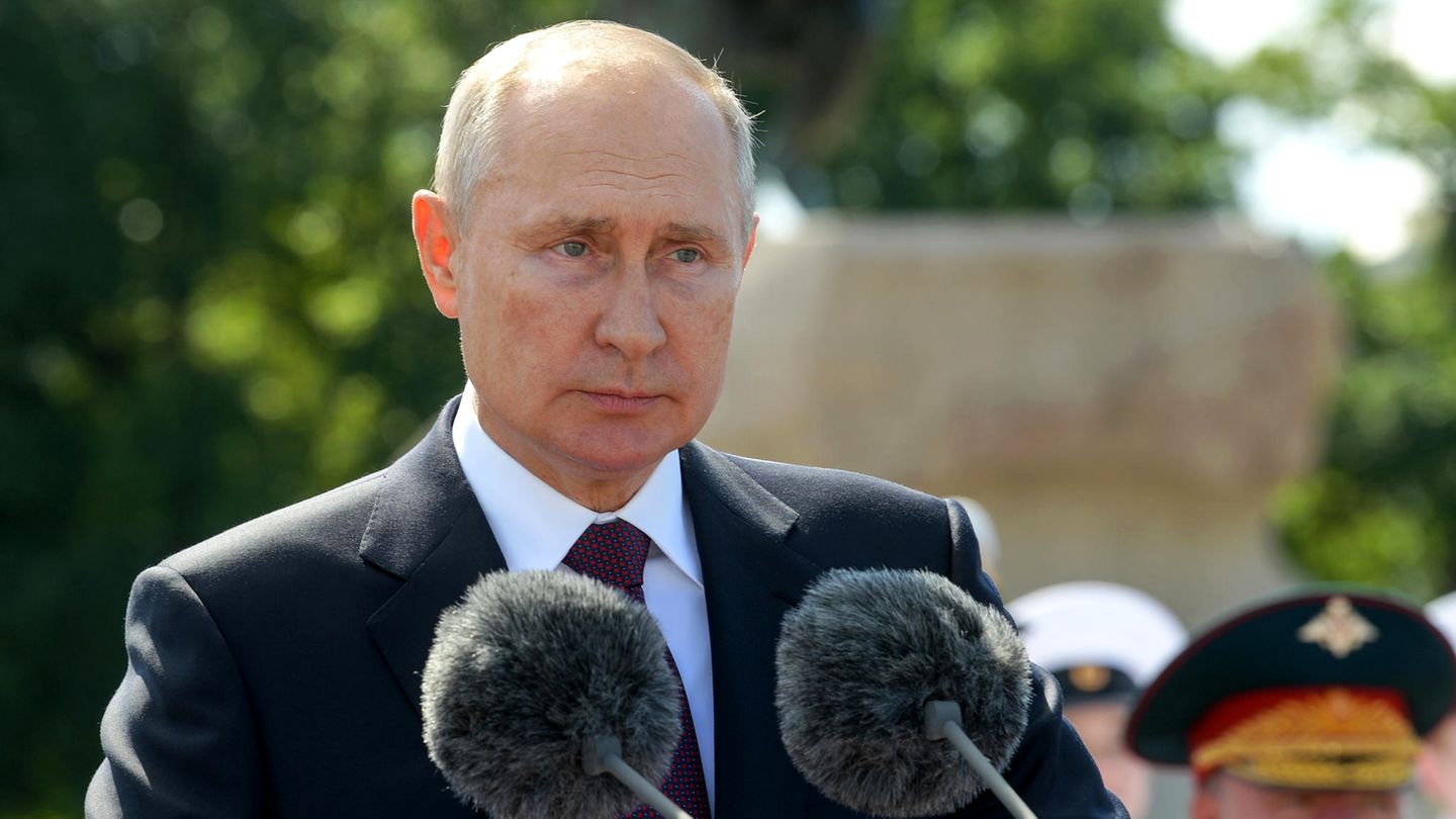 Wladimir Putin zeigte sich bei der Parade anlässlich des Tages der russischen Marine sichtlich angeschlagen 