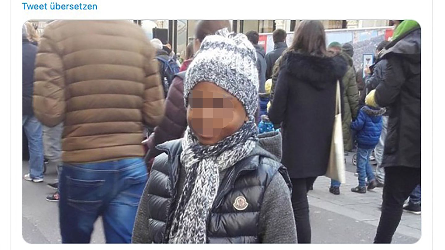 Der zwölfjährige Kai A. steht mit Jacke und Mütze auf der Straße