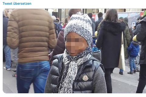 Der zwölfjährige Kai A. steht mit Jacke und Mütze auf der Straße