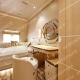 In einem weiteren Raum auf dem Hauptdeck können sich Mitreisende separat betten und frisch machen