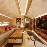 Großformatiges Inflight Entertainment: Quer zur Flugrichtung ist der Bildschirm zum Betrachten von Filmen angebracht, der daher etwas größer sein darf als ein als bei Sitzplätzen in der First Class eines Airliners im Liniendienst.