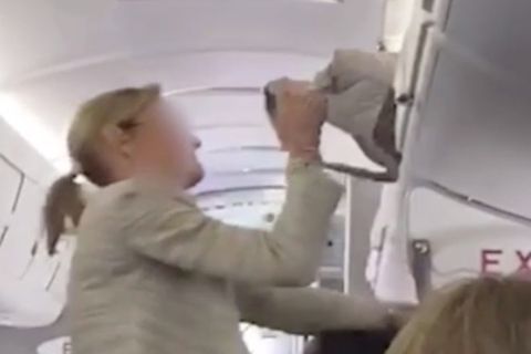 Nach Mundschutz-Weigerung: Frau wird aus Flugzeug geschmissen