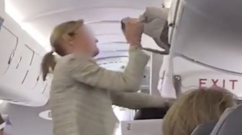 Nach Mundschutz-Weigerung: Frau wird aus Flugzeug geschmissen