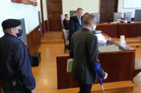 Der Angeklagte steht vor Beginn des Prozesses in Gerichtssaal.