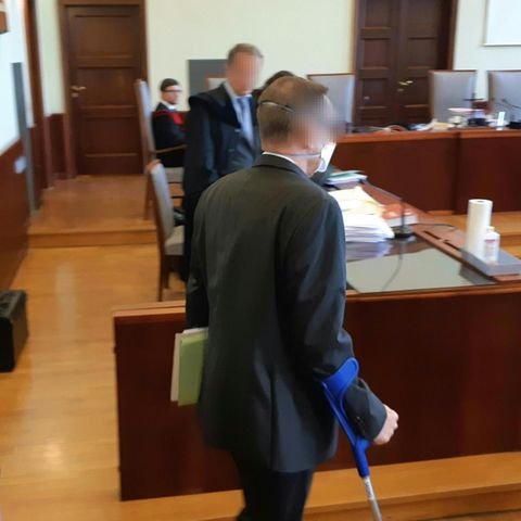 Der Angeklagte steht vor Beginn des Prozesses in Gerichtssaal.