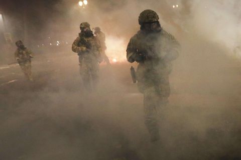 Nicht identifizierbar ausgezeichnete Bundespolizisten im Einsatz während der anhaltenden "Black Live Matters"-Proteste in Portland, Oregon