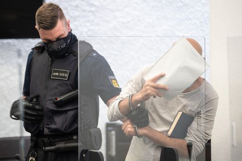 Stuttgart: Der Angeklagte wird zur Urteilsverkündung vor dem Landgericht Stuttgart in den Gerichtssaal geführt