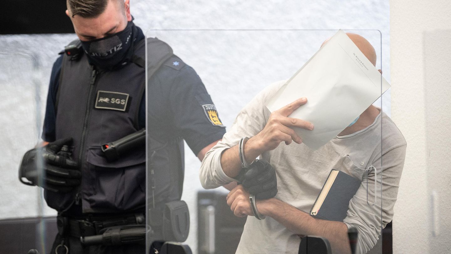 Stuttgart: Der Angeklagte wird zur Urteilsverkündung vor dem Landgericht Stuttgart in den Gerichtssaal geführt