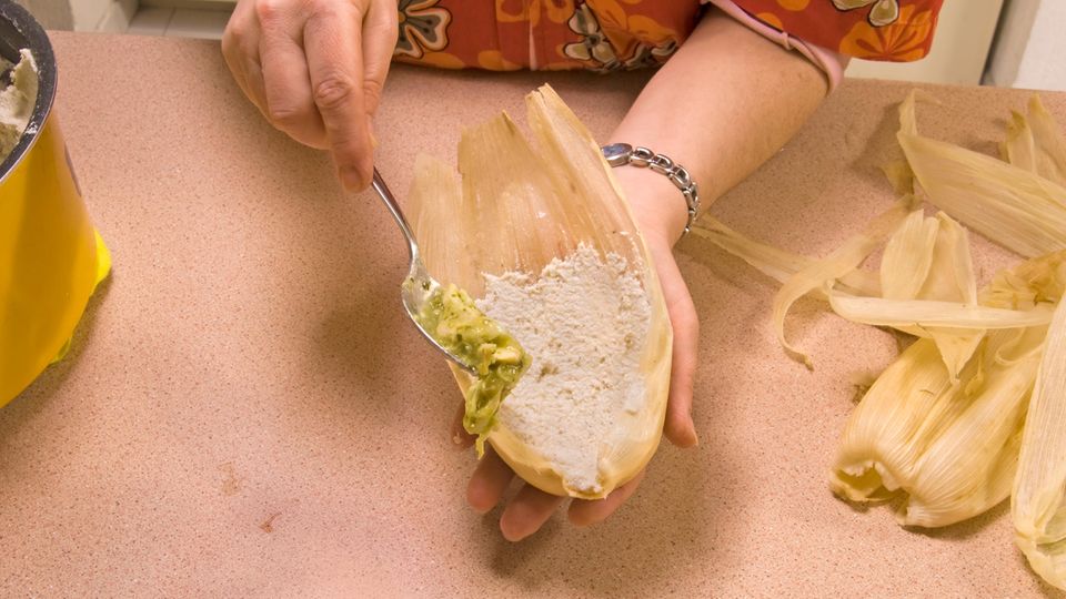 Das Füllen von Tamales