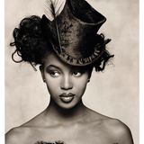 Naomi Campbell mit einem damenhaften Zylinder