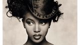 Naomi Campbell mit einem damenhaften Zylinder