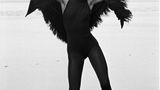 Naomi Campbell tanzt am Strand