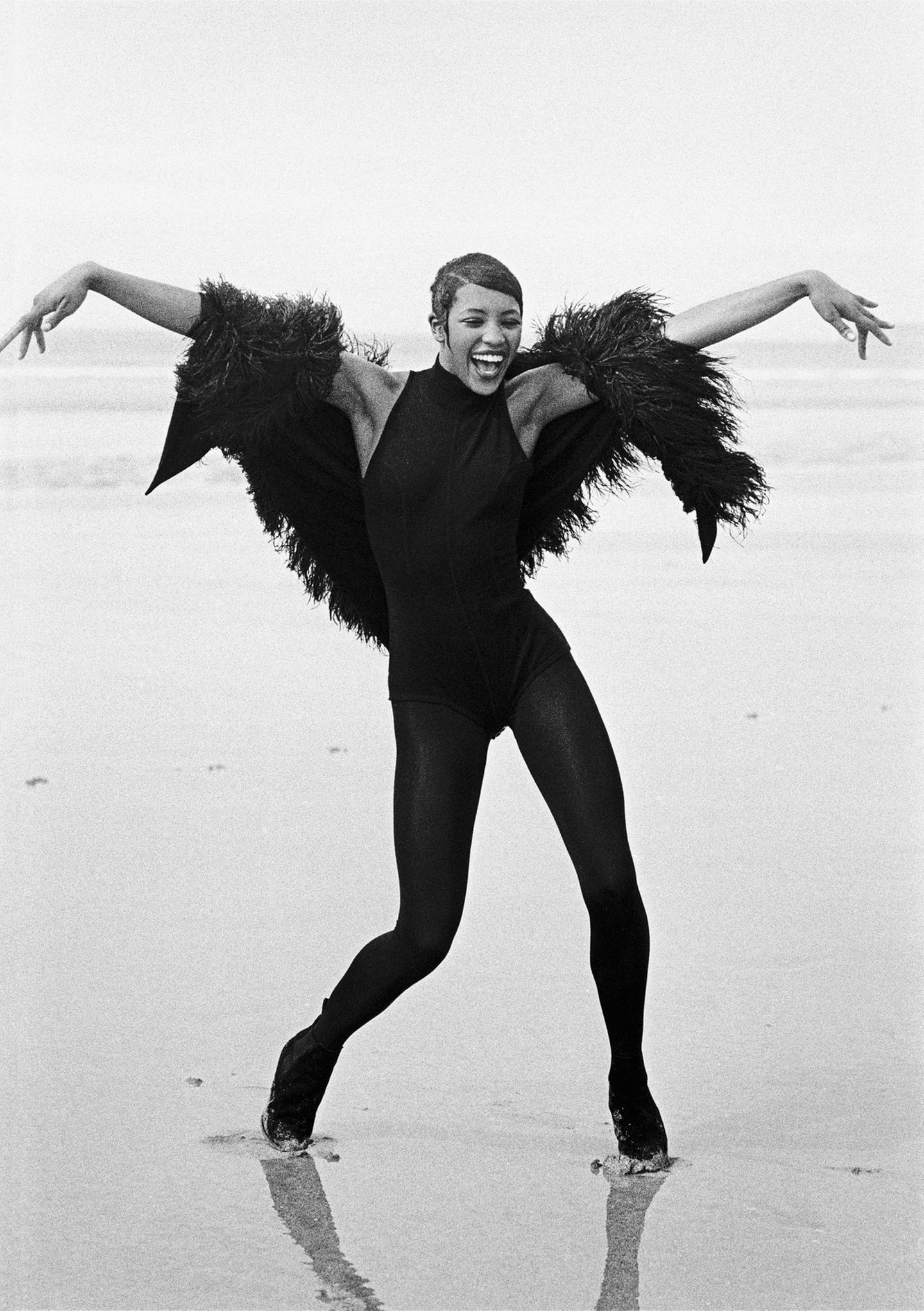Naomi Campbell tanzt am Strand