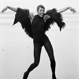 Naomi Campbell tanzt am Strand