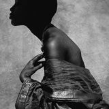 Naomi Campbell mit kurz geschorenem Haar im Gegenlicht