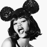 Naomi Campbell mit pailettenbesetzten Minnie-Maus-Ohren