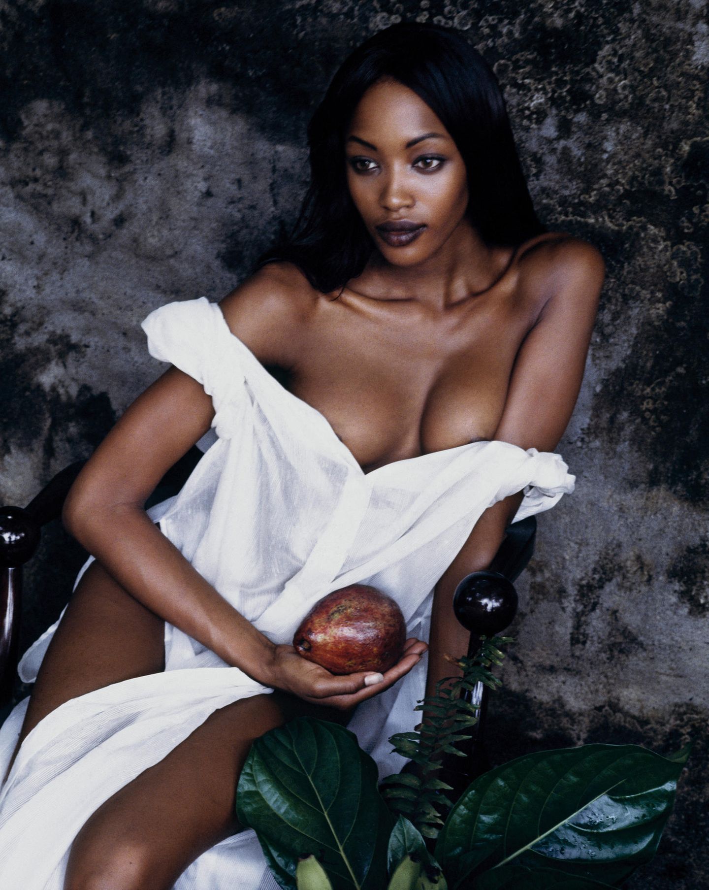 Naomi Campbell kaum bedeckt in einem weißen Oberteil