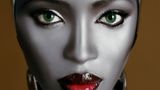 Das Gesicht von Naomi Campbell in metallischem Silber