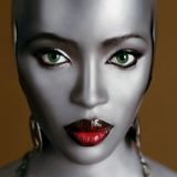 Das Gesicht von Naomi Campbell in metallischem Silber