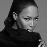 Porträt von Naomi Campbell mit elegantem Pferdeschwanz