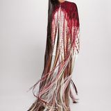 Naomi Campbell in eine langen Kleid, das in Fransen endet