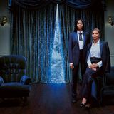 Naomi und ihre Mutter in nachtblauen Smokings