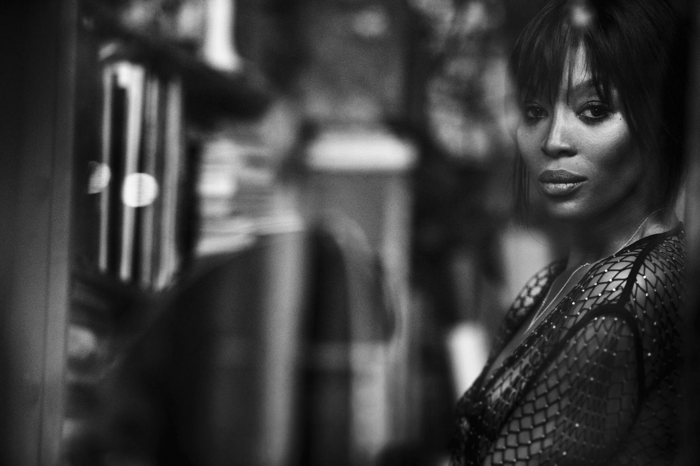 Naomi Campbell in der Schwarzweißaufnahme