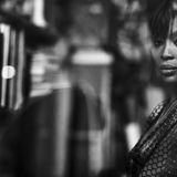 Naomi Campbell in der Schwarzweißaufnahme