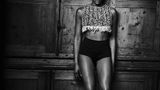 Naomi Campbell in kurzer Hose und ärmellosem Oberteil