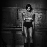 Naomi Campbell in kurzer Hose und ärmellosem Oberteil