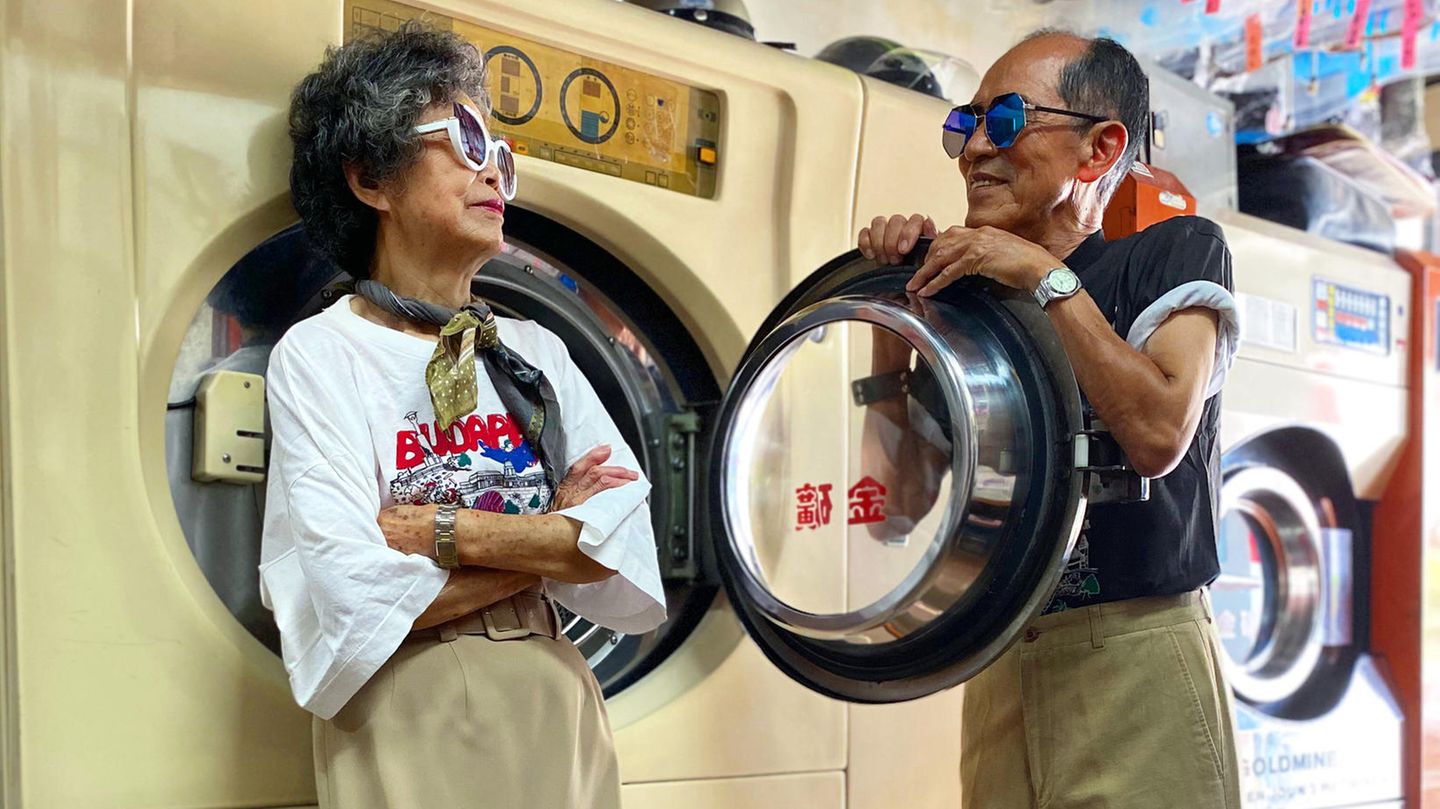 Hsu Hsiu-e und Chang Wan-ji posieren vor einer Waschmaschine für eine Instagram-Aufnahme